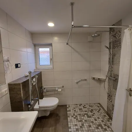 公寓 Gaestehaus Am Bahnhof *